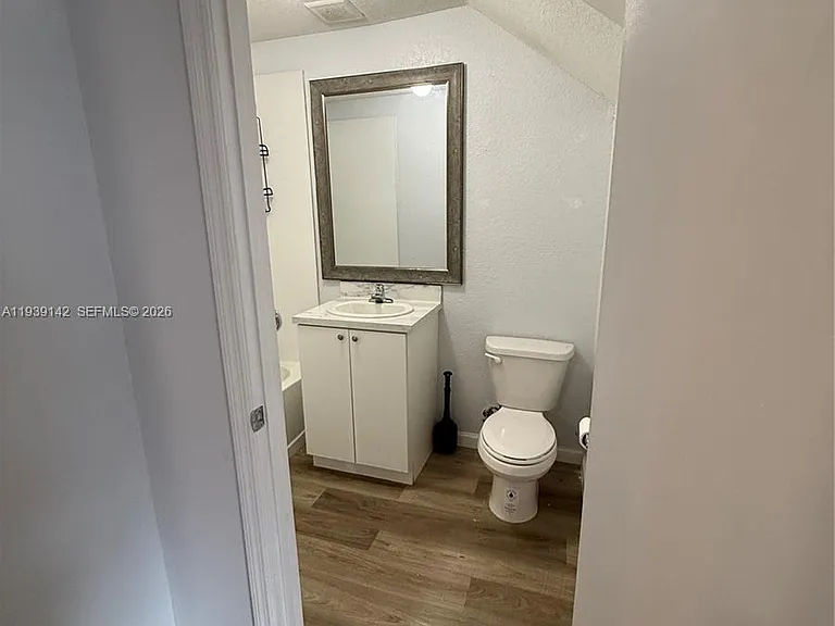 582 SW 2nd Pl — Photo 7