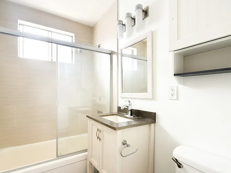 319 N Heliotrope Dr — Photo 3