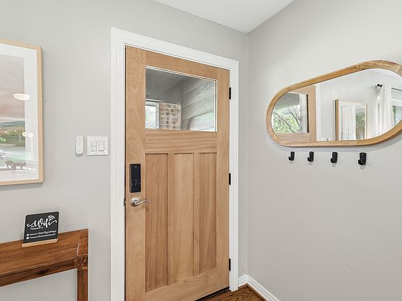 4th image of 215 Varsity Cir