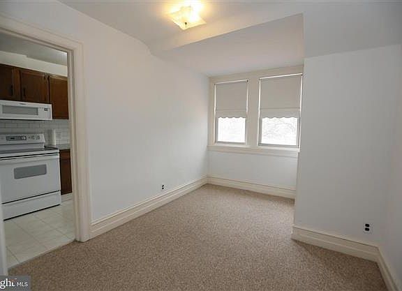 breakfast room off kitchen