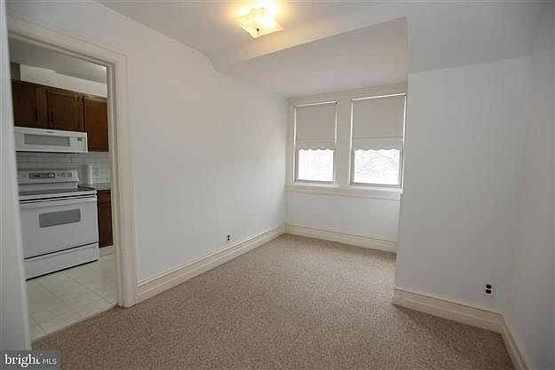 breakfast room off kitchen