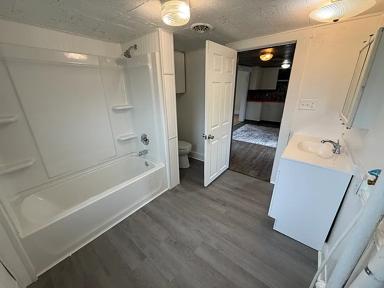 1309 E Walnut St — Photo 3