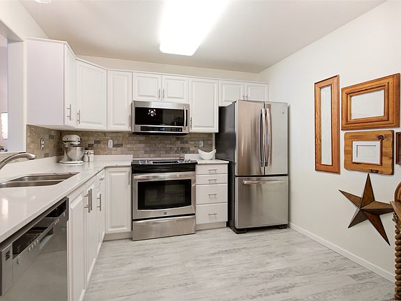 4th image of 940 Glenwood Ave Unit 212