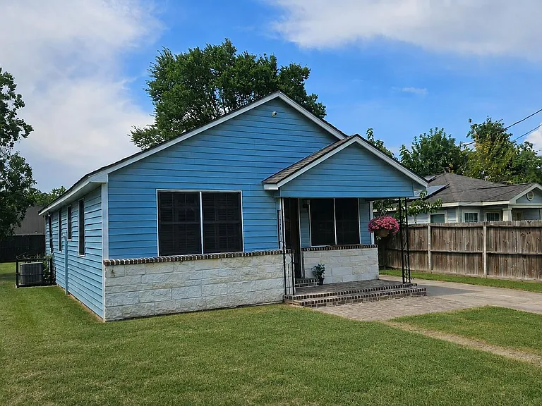 2415 Perry St — Photo 2