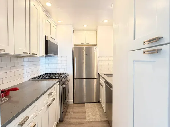 311 East 38th Street image 4 of 14