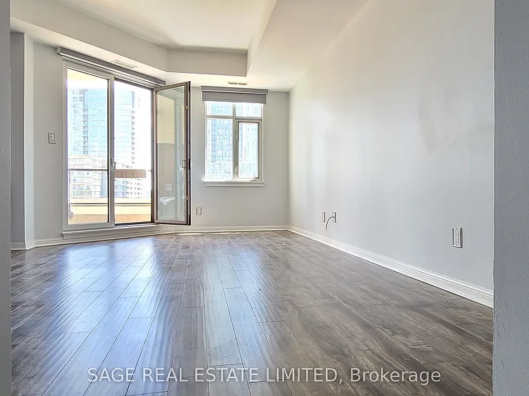 550 Front St W #438 — Photo 4