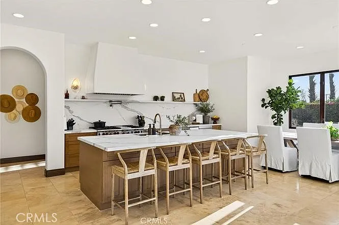 4 bed, 4.5 bath, 3932 sqft, $7,500 — Photo 4