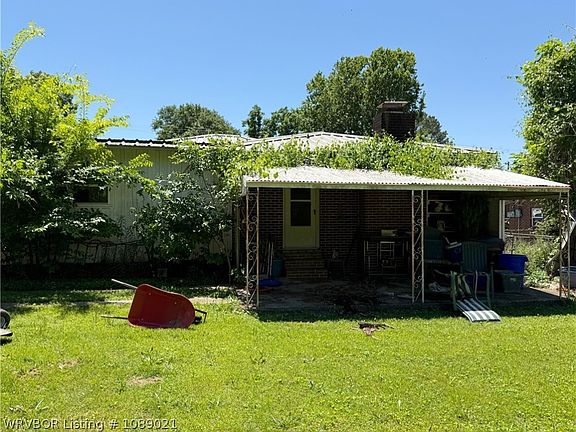 3rd image of 905 Cavanaugh Rd