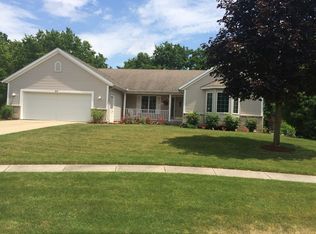 37 Rockview Dr NE, Rockford, MI