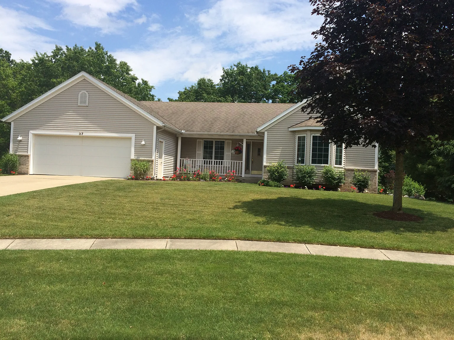 37 Rockview Dr NE photo 1
