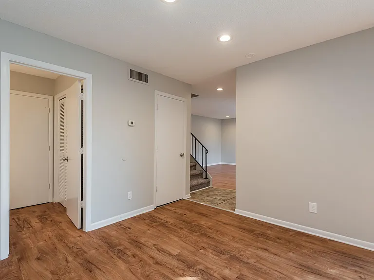 502 Cedartop Ln #B — Photo 6