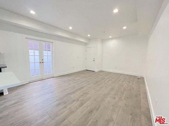 5th image of 1209 N Beachwood Dr