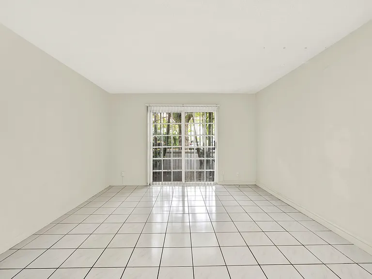 416 Santander Aveapt D — Photo 5