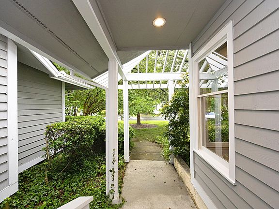 5th image of 221 Kirkwood Dr