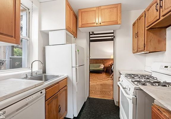 3rd image of 305 W 89th St #1R