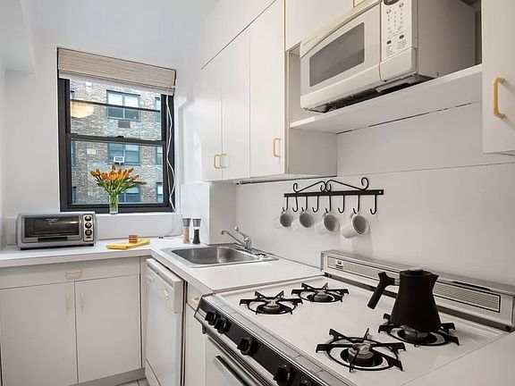 3rd image of 230 E 73rd St #6-B