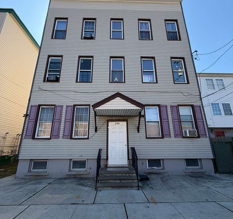 1st image of 220 Trumbull St APT 2