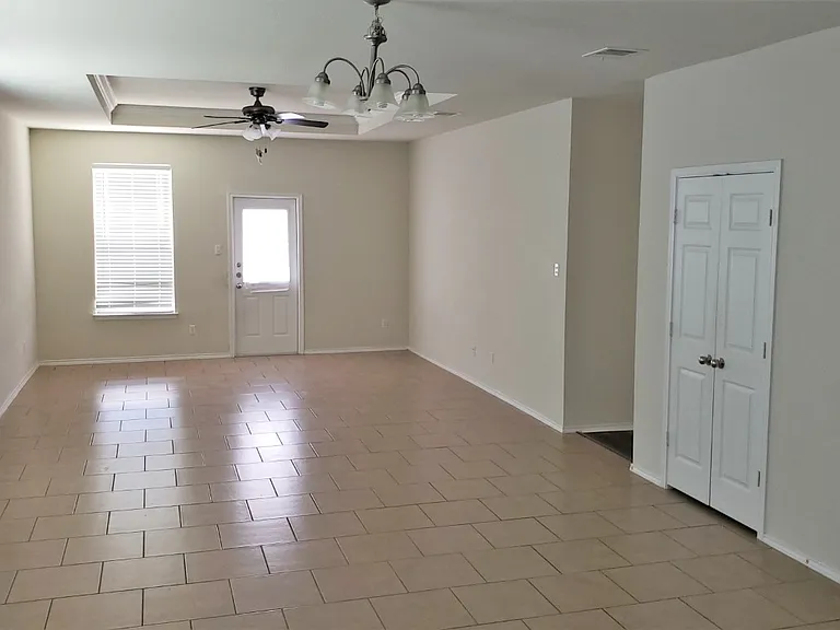 3400 Claymore 3 living rm_10052022