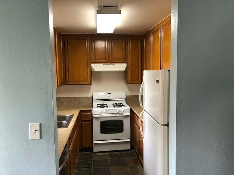 11th St Apts — Photo 10