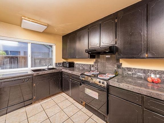 5th image of 394 Greenpark Way