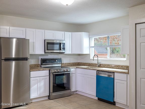 5th image of 1399 Mariposa Dr NE