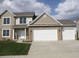 13 Blackstone Cir, Le Claire, IA 52753