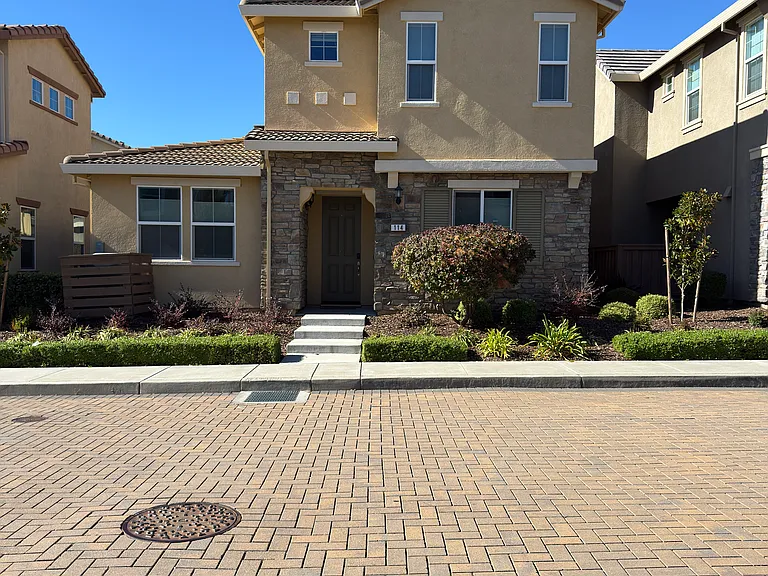 114 Huddlestone Cir — Photo 1