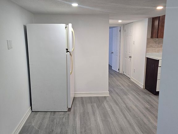 4th image of 8 York St #Basement