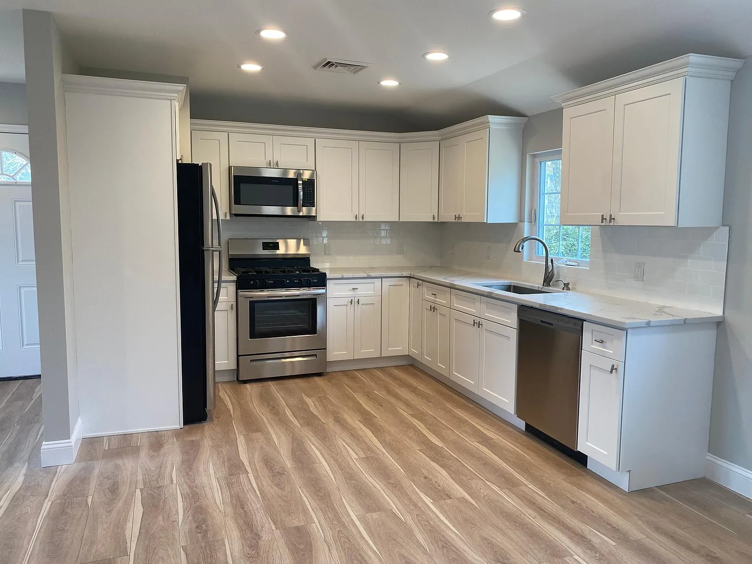 3 bed, 890 sqft, $3,350 — Photo 2
