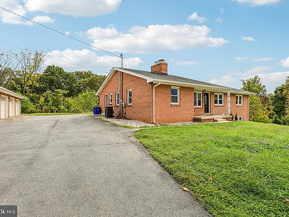 3rd image of 15474 Roxbury Rd