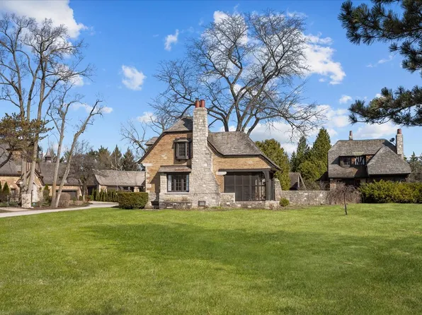 561 Hathaway Cir, Lake Forest, IL 60045
