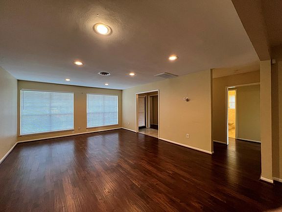 5th image of 9619 Beverlyhill St