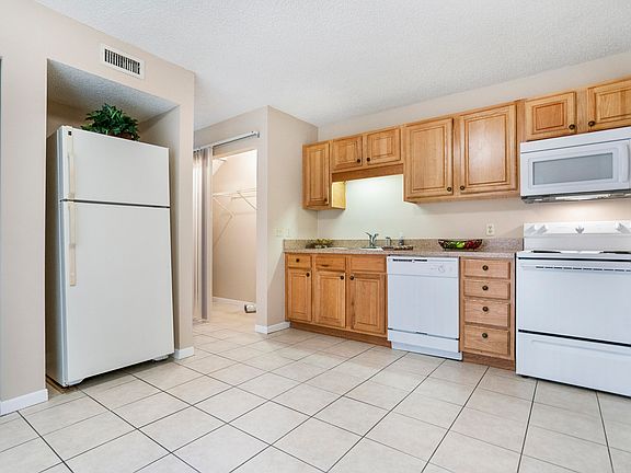 4th image of 2300 Twelve Oaks Dr APT E1