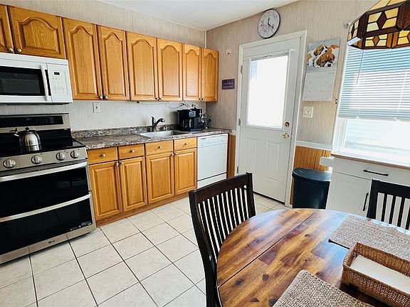 4th image of 541 Stratford Lane
