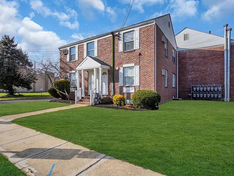 Maple Court Apartments — Photo 64