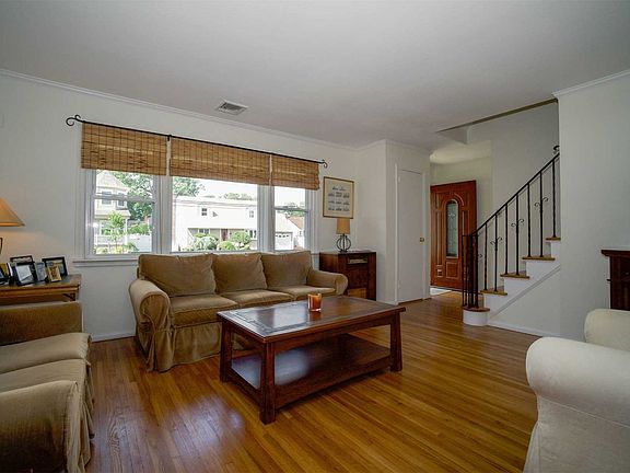 4th image of 3878 Franklin Ave
