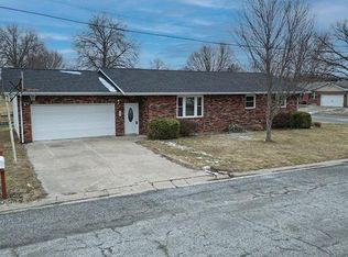 5 Sunray Dr, Highland, IL 62249