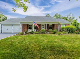 12 Haverford Ln, Coram, NY 11727