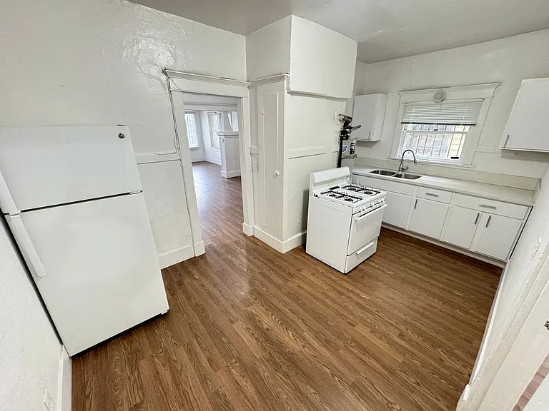Vernon Ave - 458 — Photo 9