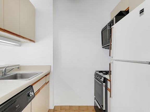 4th image of 231 E 86th St #14B