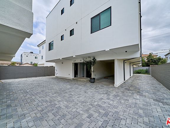2nd image of 601 W 41st Pl