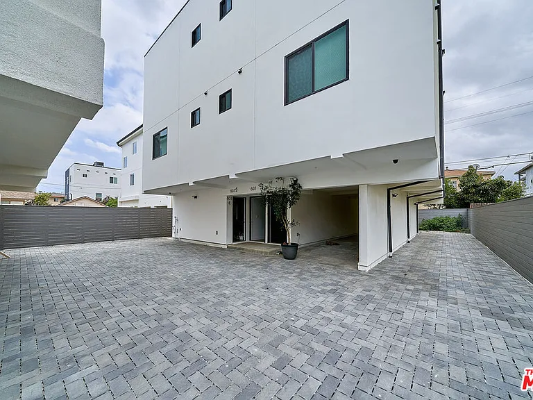 601 1/4 W 41st Pl — Photo 2