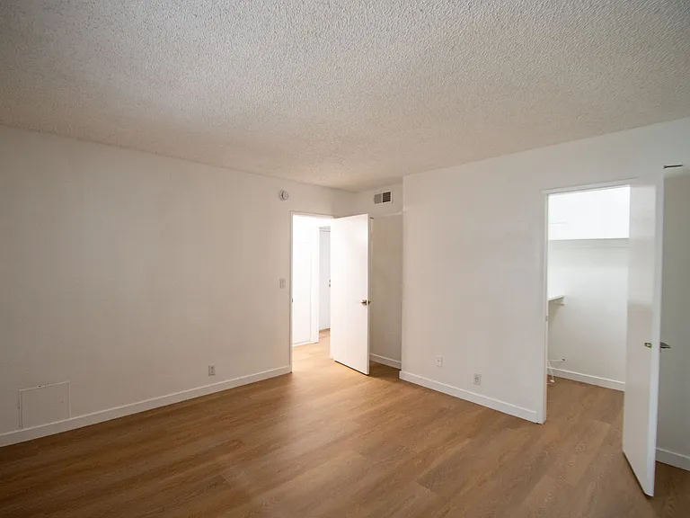 12241 Burbank Blvd — Photo 12
