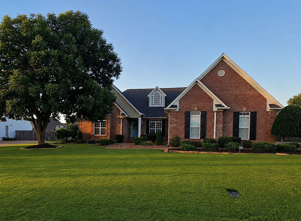 190 Greendale Dr - Property Image