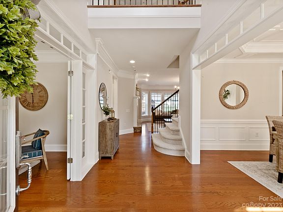 2nd image of 2810 Julian Glen Cir