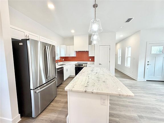 5th image of 864 Grimes St