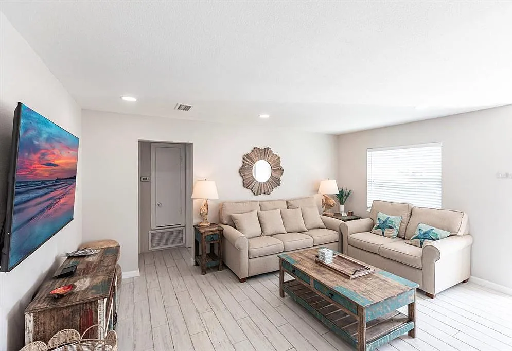 2 bed, 2.0 bath, 1552 sqft, $8,250 — Photo 3
