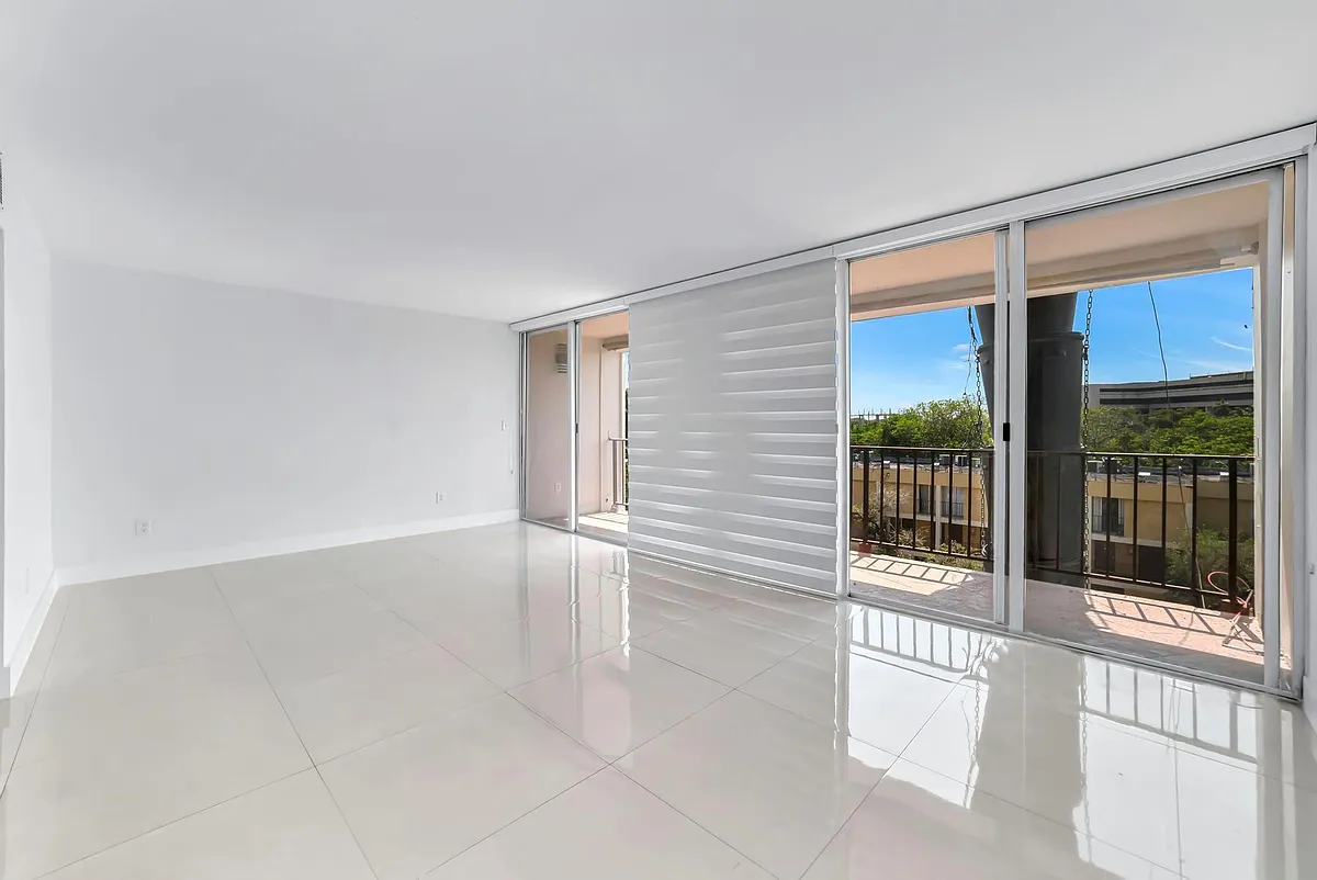 Building Photo - 9240 Fontainebleau Blvd #505