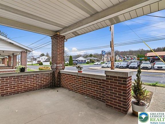 3rd image of 1041 W Emaus Ave