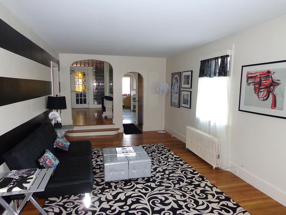 Common Living Area. Furnished.